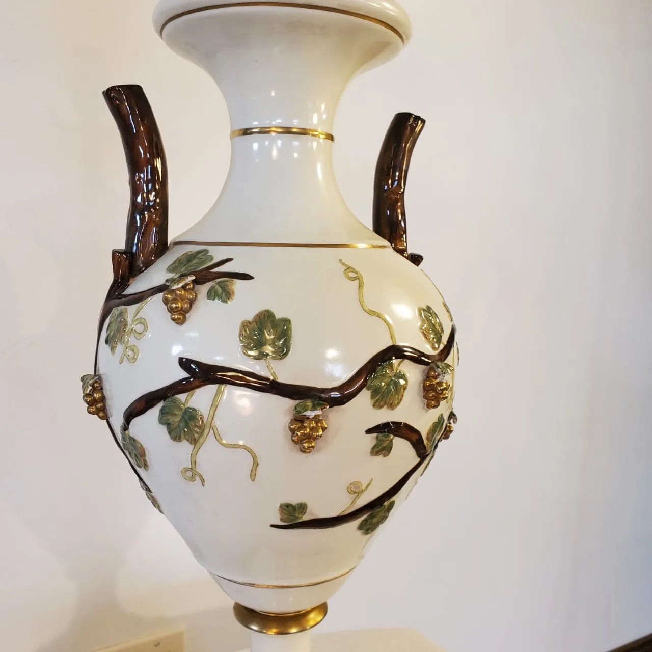 Wedgewood Designs Chelsea House Table Lamp, Ceramic Grape Vine Design, Vintage